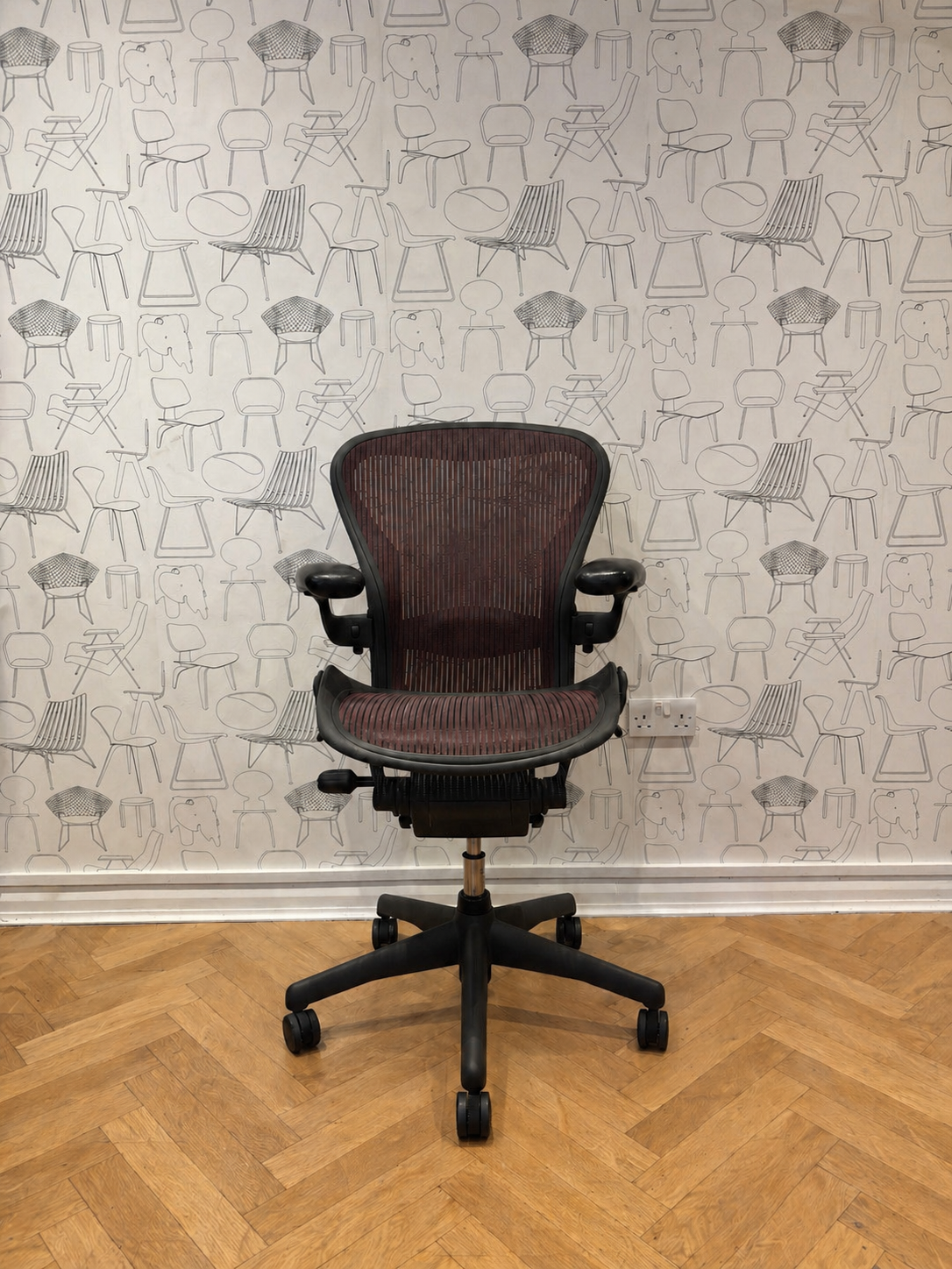 Herman Miller Aeron Classic Size B ‘Garnet’ (Refurbished)
