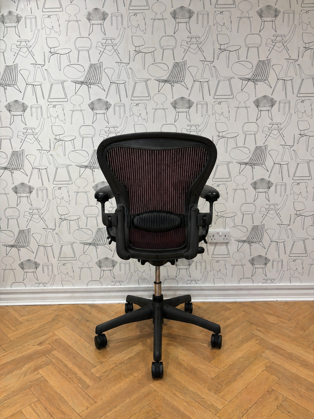 Herman Miller Aeron Classic Size B ‘Garnet’ (Refurbished)