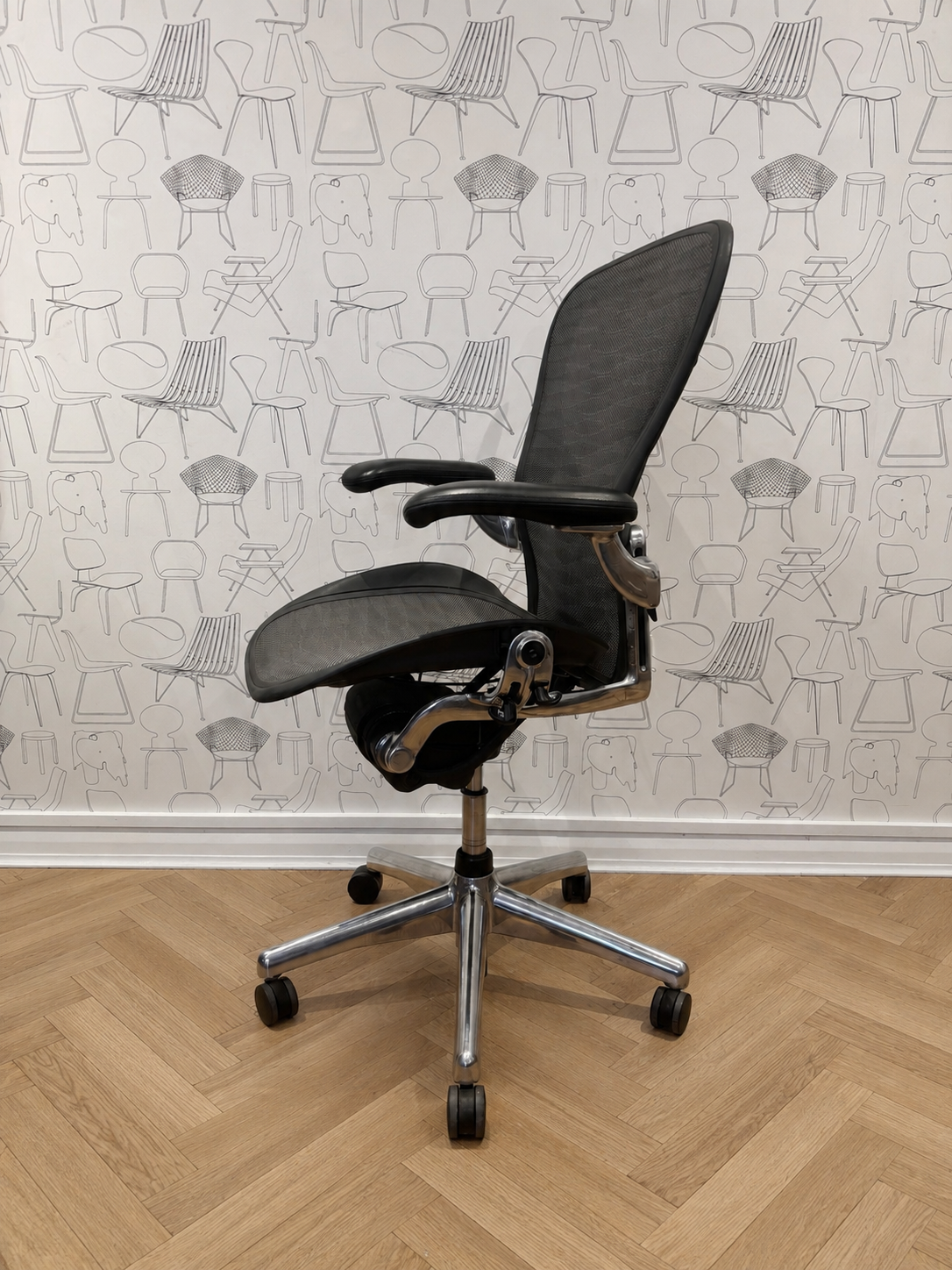 Herman Miller Aeron Size C (refurbished) polished aluminium + PostureFit Lumbar Support + Leather arm pads fully loaded