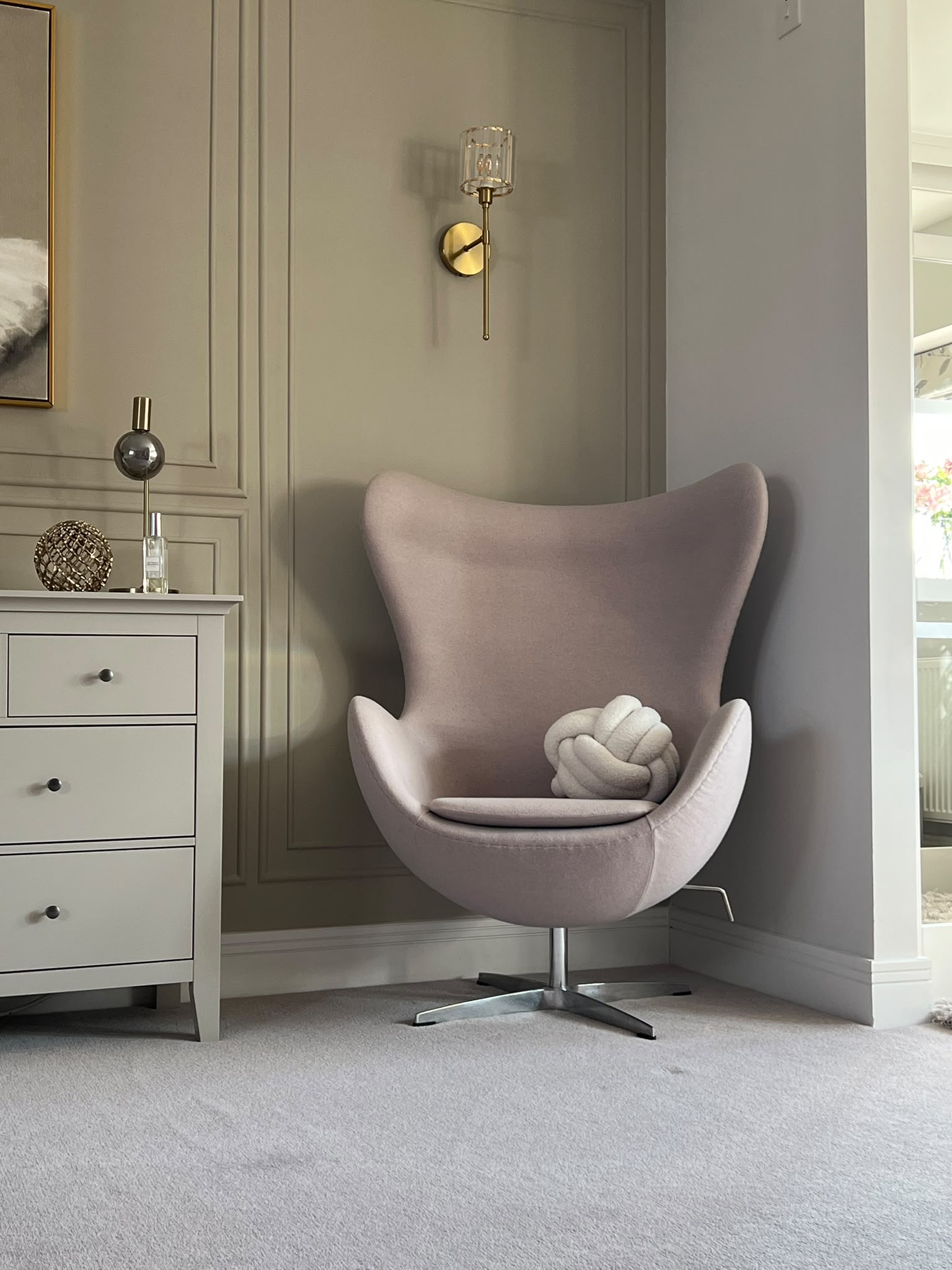 Arne Jacobson inspired egg chair in Oatmeal